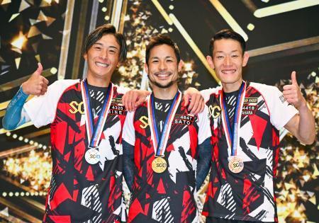 　第５２回ボートレースオールスターで優勝した佐藤隆太郎。左は２着の峰竜太、右は３着の茅原悠紀＝ボートレースまるがめ