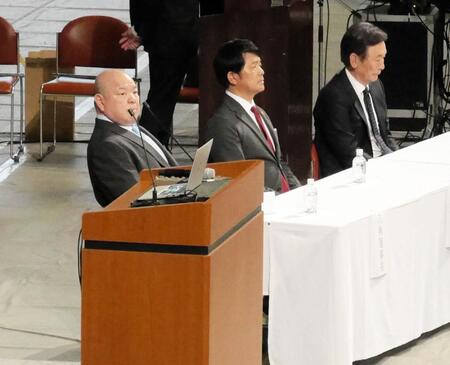 　協会員研修に参加した八角理事長（左）