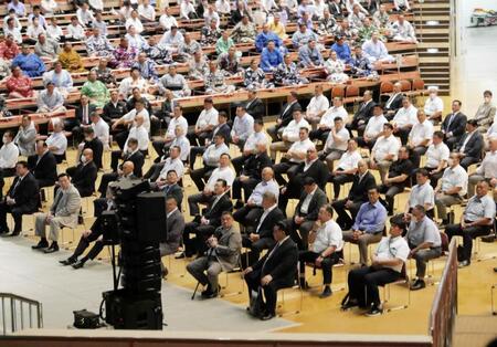 　協会員研修に参加した親方、力士たち