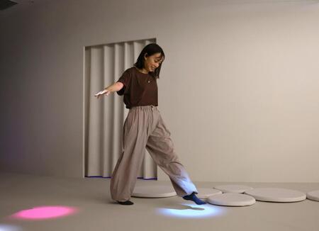 　施設を体験する石川佳純さん（撮影・山口登）