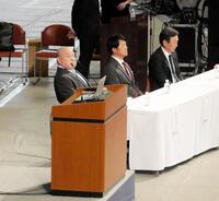 　協会員研修に参加した八角理事長（左）