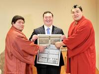 　番付を確認し、笑顔を見せる（右から）北青鵬、宮城野親方、落合＝２３年２月