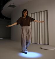 　施設を体験する石川佳純さん（撮影・山口登）