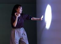 　施設を体験する石川佳純さん（撮影・山口登）