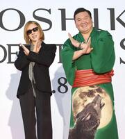 　宮城野親方（右）とポーズを取るＹＯＳＨＩＫＩ＝２０１６年