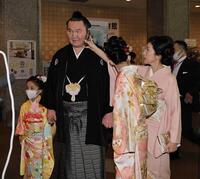 　紗代子夫人から電話を受ける宮城野親方（元横綱・白鵬）＝２０２３年