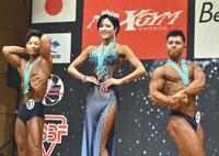 　念願のティアラを手にした松野選手