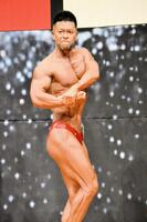 　７０キロ以下級で優勝した瀬戸口選手（中央）