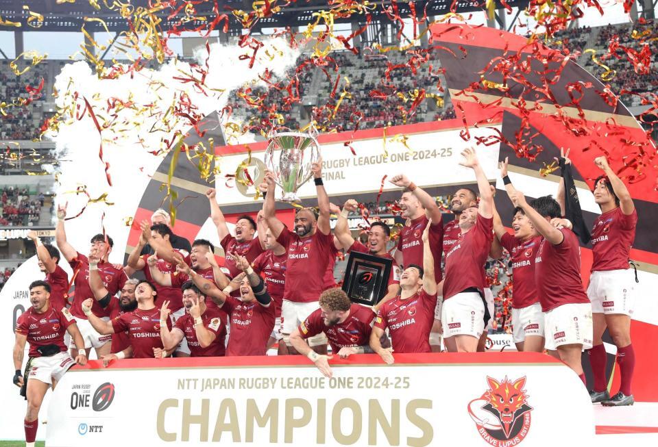 　優勝しカップを掲げるＢＬ東京・リーチマイケル（中央）と喜ぶ選手たち（撮影・佐々木彰尚）