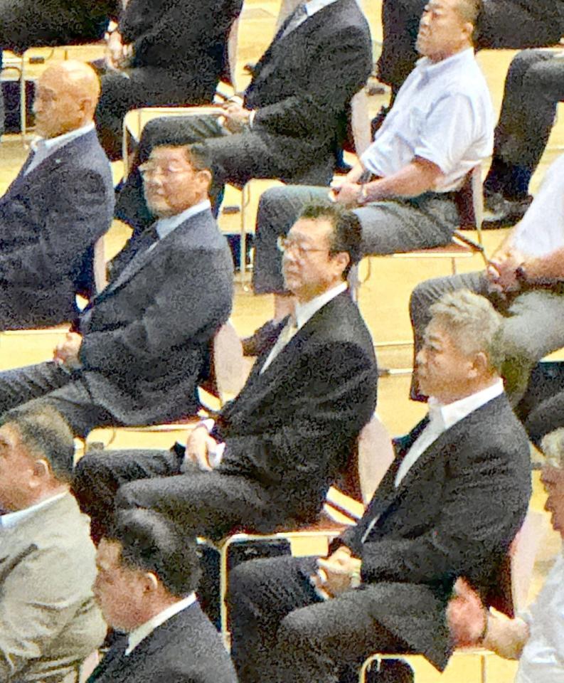 　協会員研修会に出席した伊勢ケ浜親方（中央）