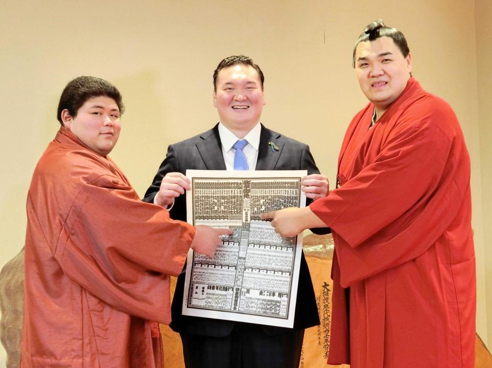 　番付を確認し、笑顔を見せる（右から）北青鵬、宮城野親方、落合＝２３年２月