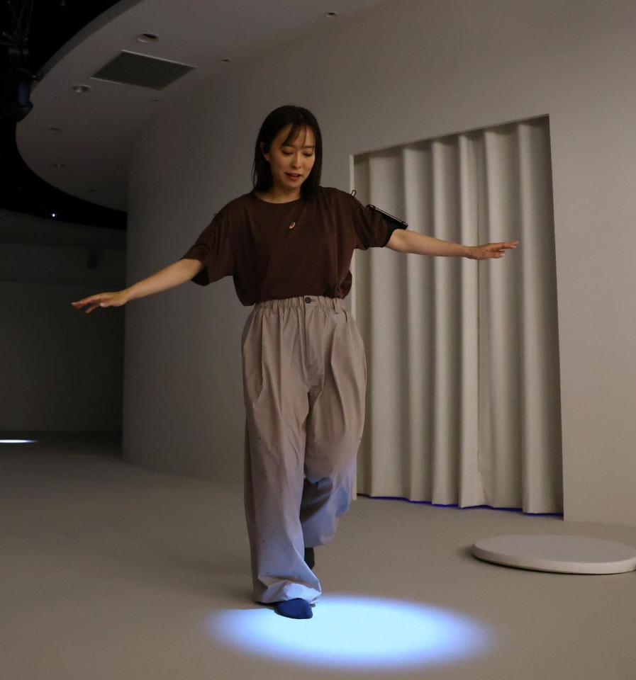 　施設を体験する石川佳純さん（撮影・山口登）