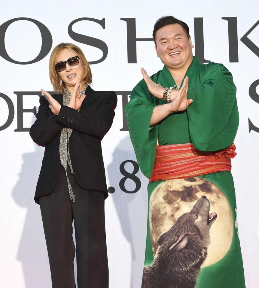　宮城野親方（右）とポーズを取るＹＯＳＨＩＫＩ＝２０１６年