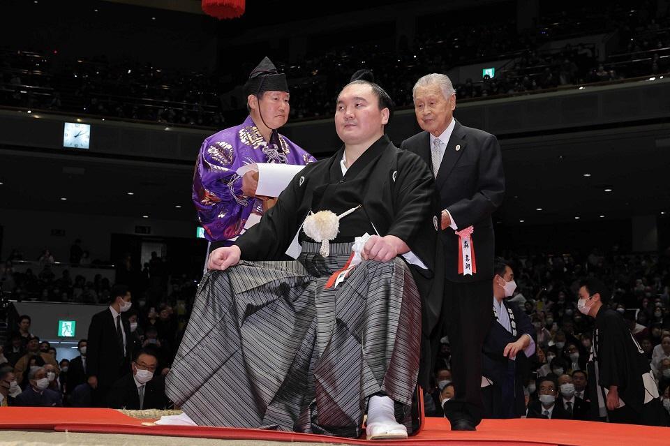 　断髪式で、宮城野親方（元横綱・白鵬）のマゲにハサミを入れる森喜朗氏＝２０２３年