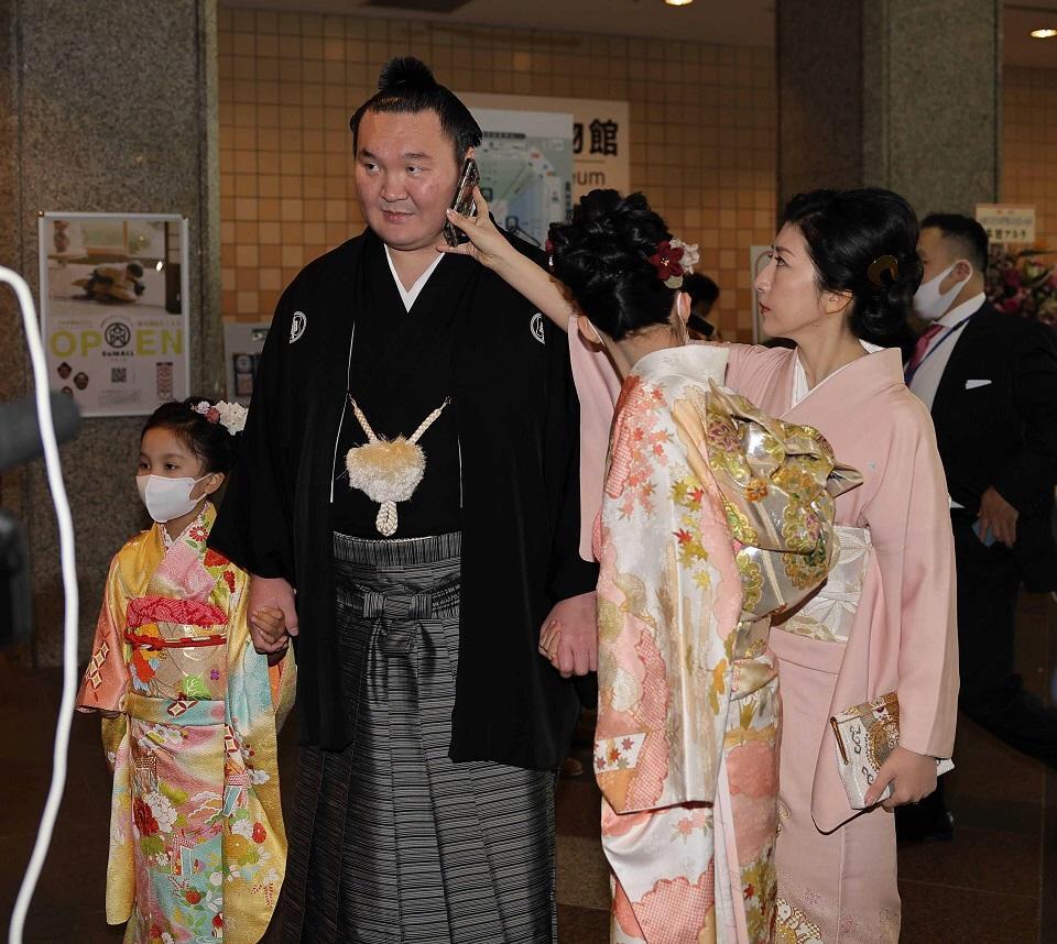 　紗代子夫人から電話を受ける宮城野親方（元横綱・白鵬）＝２０２３年