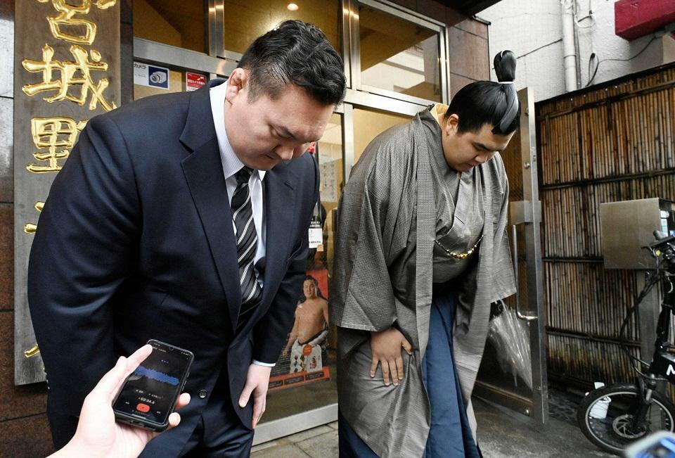 　宮城野部屋で謝罪する宮城野親方（元横綱白鵬、左）と幕内北青鵬＝２０２４年２月