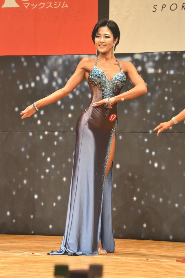 　ドレスでポーズを決める松野選手