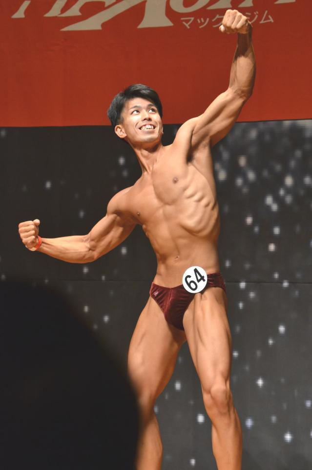 　「六甲おろし」に合わせてポーズを決める部原選手