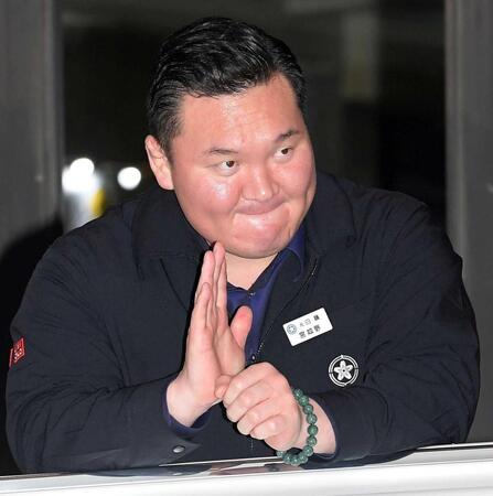 　大相撲夏場所千秋楽、ファンからの声援に応える宮城野親方＝５月２５日、両国国技館