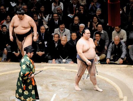 　１７年初場所１４日目、逸ノ城（左後方）を寄り切りで下した稀勢の里