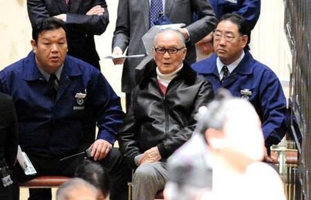 　１７年初場所１４日目、大相撲を観戦する長嶋茂雄さん（後方中央）