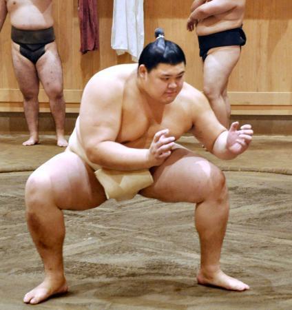 　横綱昇進後初めての稽古で、すり足をする大の里＝３日、茨城県阿見町の二所ノ関部屋