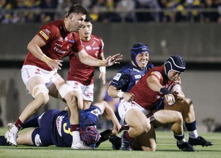 　浦安戦で突進するＢＬ東京・原田（右端）＝４月、秩父宮