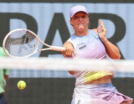 　女子シングルス準々決勝でプレーするイガ・シフィオンテク＝パリ（共同）