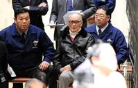 　１７年初場所１４日目、大相撲を観戦する長嶋茂雄さん（後方中央）