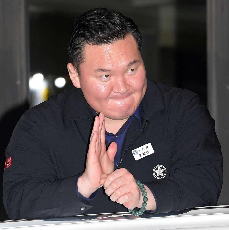　大相撲夏場所千秋楽、ファンからの声援に応える宮城野親方＝５月２５日、両国国技館