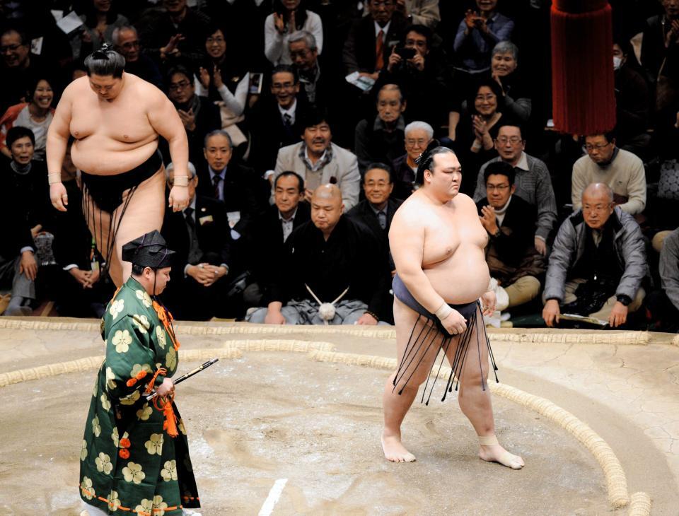 　１７年初場所１４日目、逸ノ城（左後方）を寄り切りで下した稀勢の里