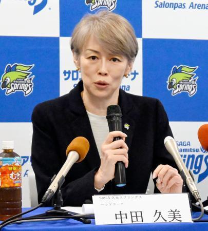 　バレーボールＳＶリーグ女子のＳＡＧＡ久光の監督に就任し記者会見する中田久美氏＝４日午前、佐賀県鳥栖市
