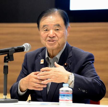 　国スポサポートセンター設立の記者発表会見で発言する日本スポーツ協会の遠藤利明会長＝４日、東京都新宿区