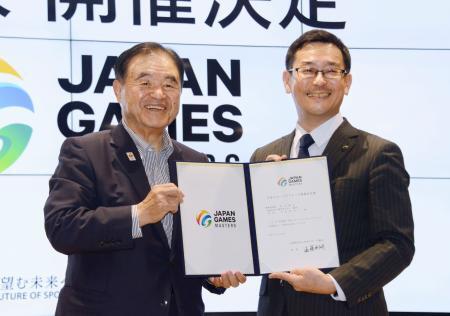 　日本スポーツ協会の遠藤利明会長（左）から日本スポーツマスターズの２０２７年大会の開催決定書を受け取った静岡県の平木省副知事＝４日、東京都新宿区