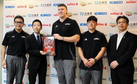 　兵庫県庁でシーズン報告を行った（左から）弘津英司チームディレクター、（１人おいて）ブロディ・レタリック、李承信、中森慶太郎ラグビーセンター担当役員（撮影・中野裕美子）