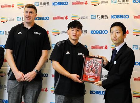 　兵庫県関係者に記念パネルを贈呈する（左から）ブロディ・レタリック、李承信（撮影・中野裕美子）