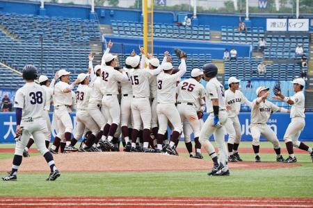　明大に勝利し優勝を決め、喜ぶ早大ナイン＝神宮