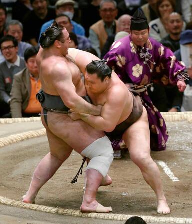 　白鵬が寄り切りで栃ノ心を下す＝２０１９年３月