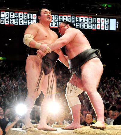 　寄り切りで白鵬を破った栃ノ心＝２０１８年５月