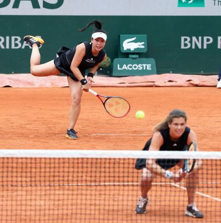 　女子ダブルス準々決勝でプレーする穂積絵莉（奥）、ウリケ・アイケリ組＝パリ（共同）