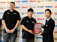 　兵庫県関係者に記念パネルを贈呈する（左から）ブロディ・レタリック、李承信（撮影・中野裕美子）