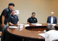 　兵庫県庁でシーズン報告を行った（左から）李承信、ブロディ・レタリック、弘津英司チームディレクター、広畑純也ディレクター（撮影・中野裕美子）