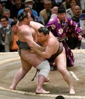 　白鵬が寄り切りで栃ノ心を下す＝２０１９年３月