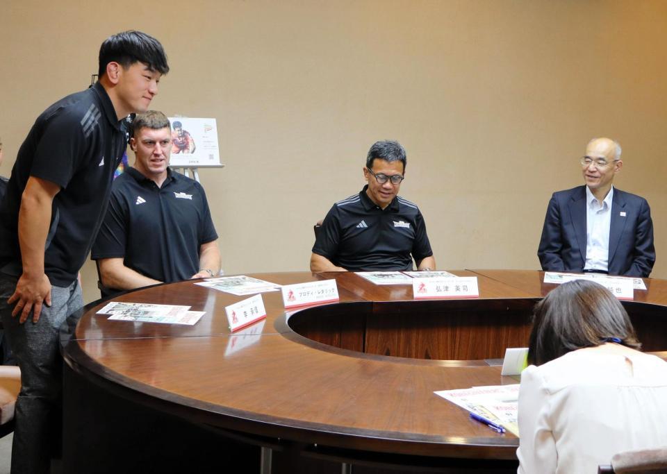 　兵庫県庁でシーズン報告を行った（左から）李承信、ブロディ・レタリック、弘津英司チームディレクター、広畑純也ディレクター（撮影・中野裕美子）