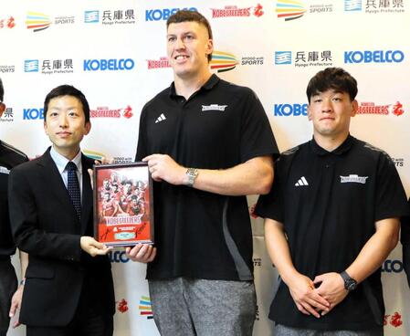 リーグワン３位の神戸　兵庫県庁を訪問　李承信「ファンの声援に後押しされた」来季優勝誓う