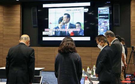　日本トライアスロン連合の理事会で、元名誉会長の長嶋茂雄さんに黙とうをささげる役員ら＝５日、東京都新宿区（日本トライアスロン連合提供）