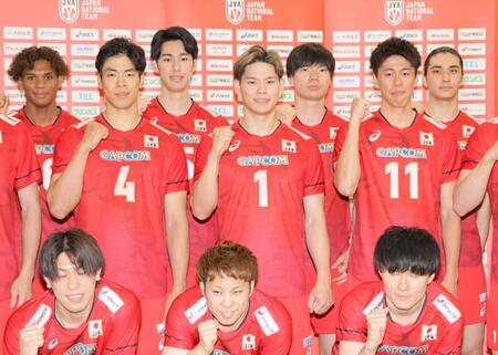 　新ユニホームをまとい笑顔を見せる西田有志（中央）ら日本代表（撮影・吉澤敬太）