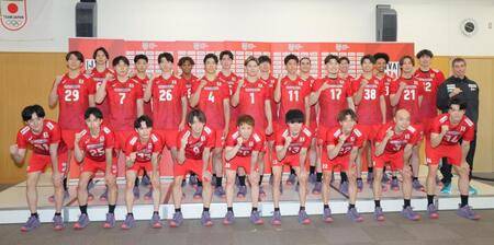 　新ユニホームで笑顔を見せる日本代表（撮影・吉澤敬太）