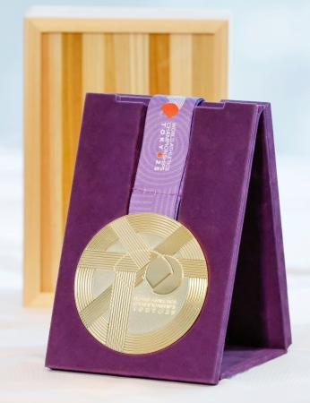 　お披露目された陸上世界選手権東京大会のメダル＝５日午後、東京都内