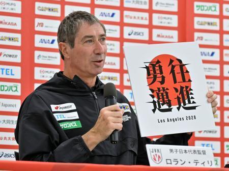 　記者会見するバレーボール男子日本代表のロラン・ティリ新監督＝５日、東京都内
